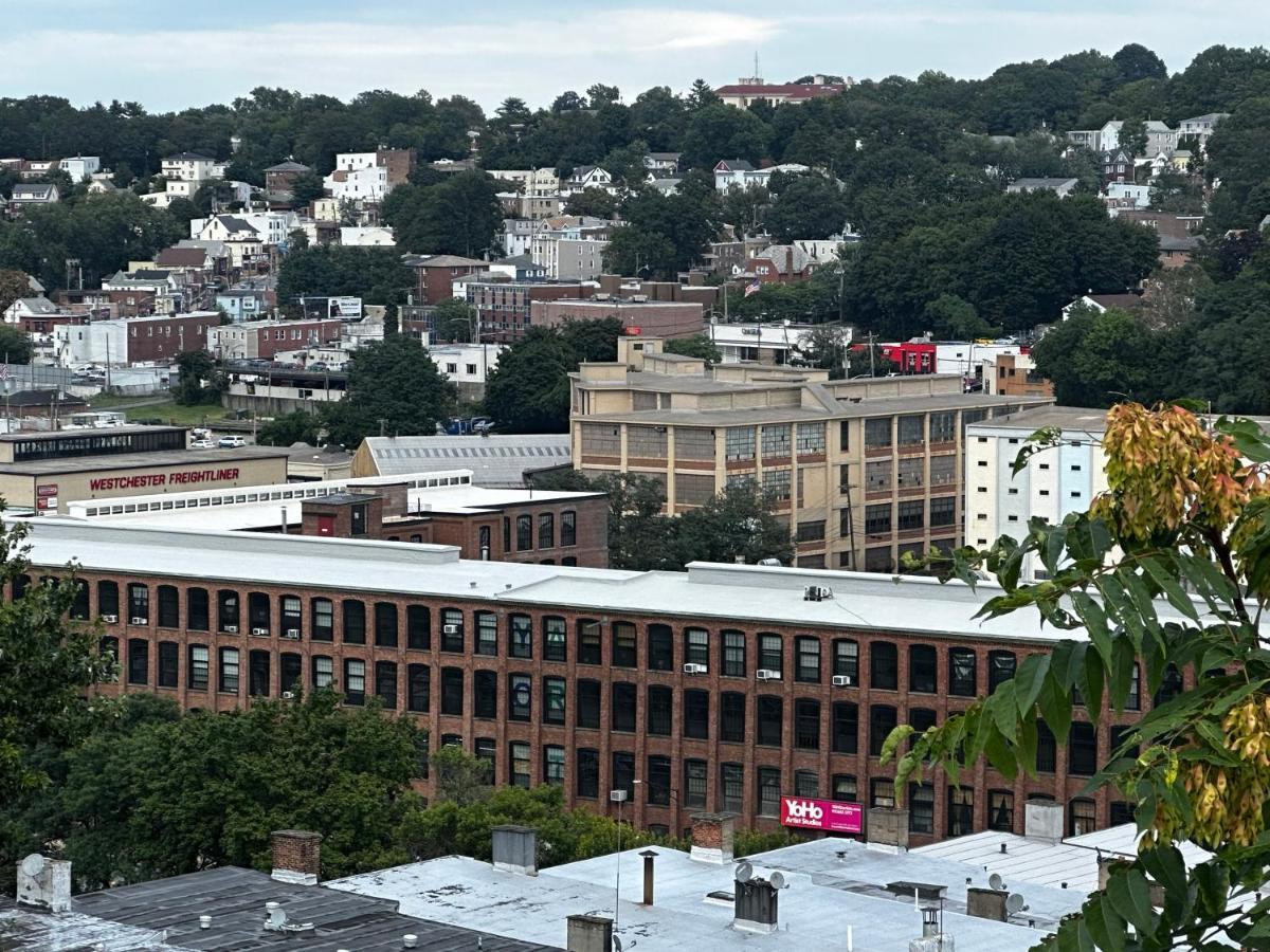 4-A Diamond In Yonkers Hotel Bagian luar foto